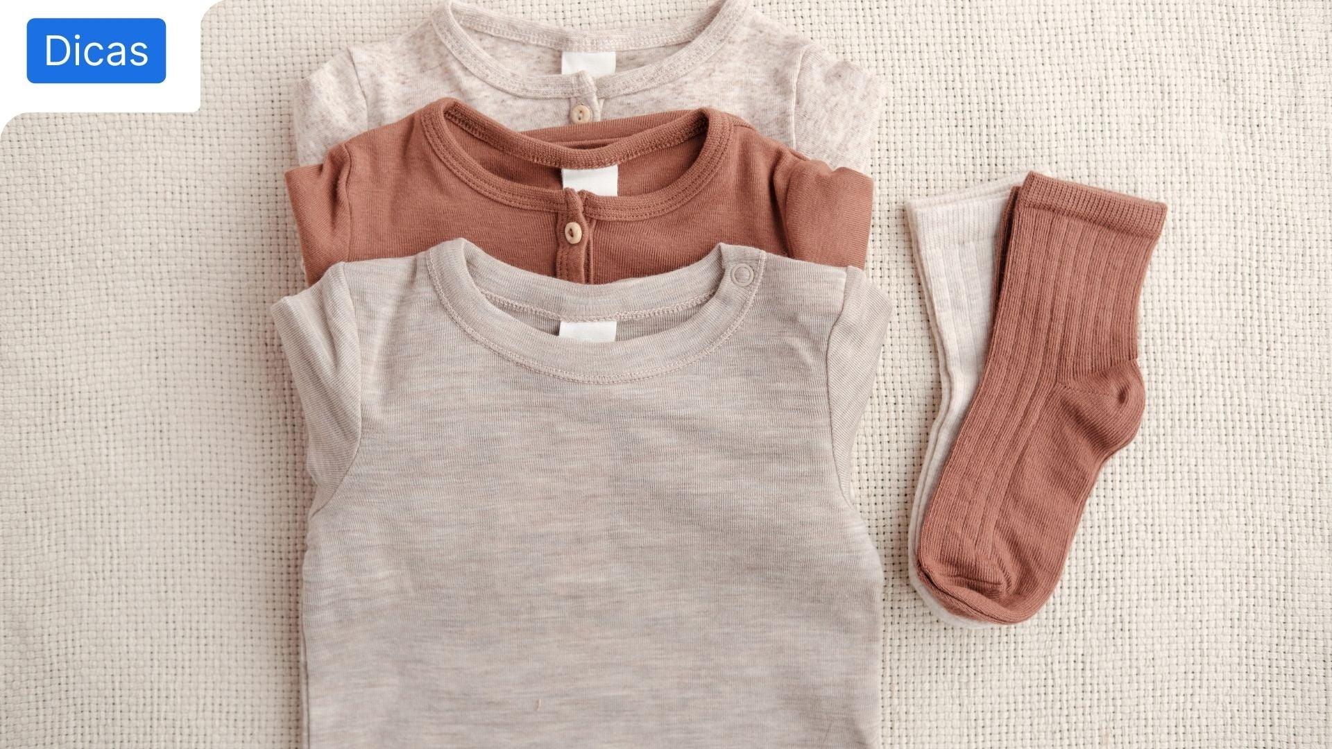 Camisolas e meias para bebé, para retratar o tema sobre lavar roupa delicada
