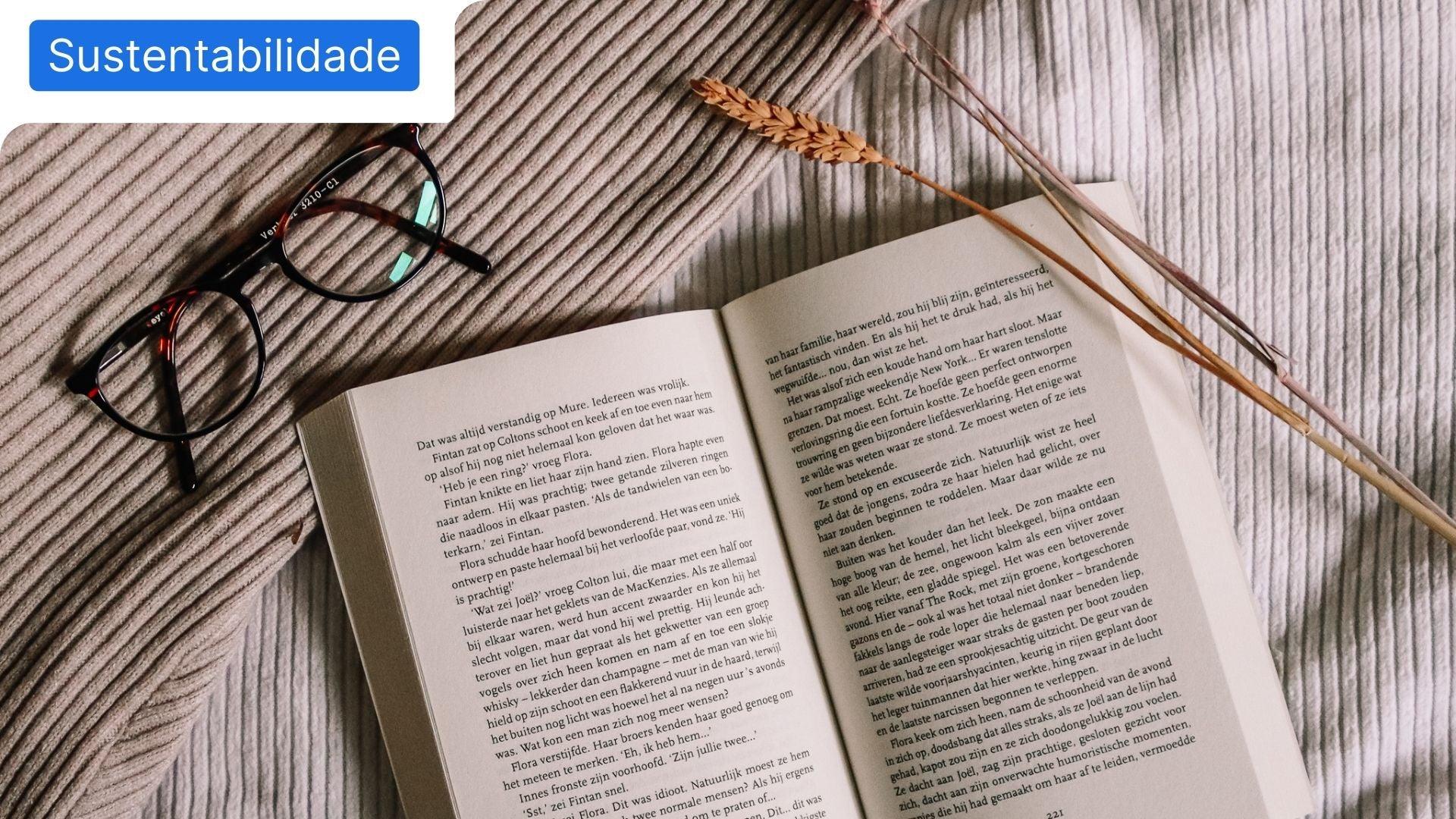 Livro e óculos para retratar o tema sobre livros de sustentabilidade