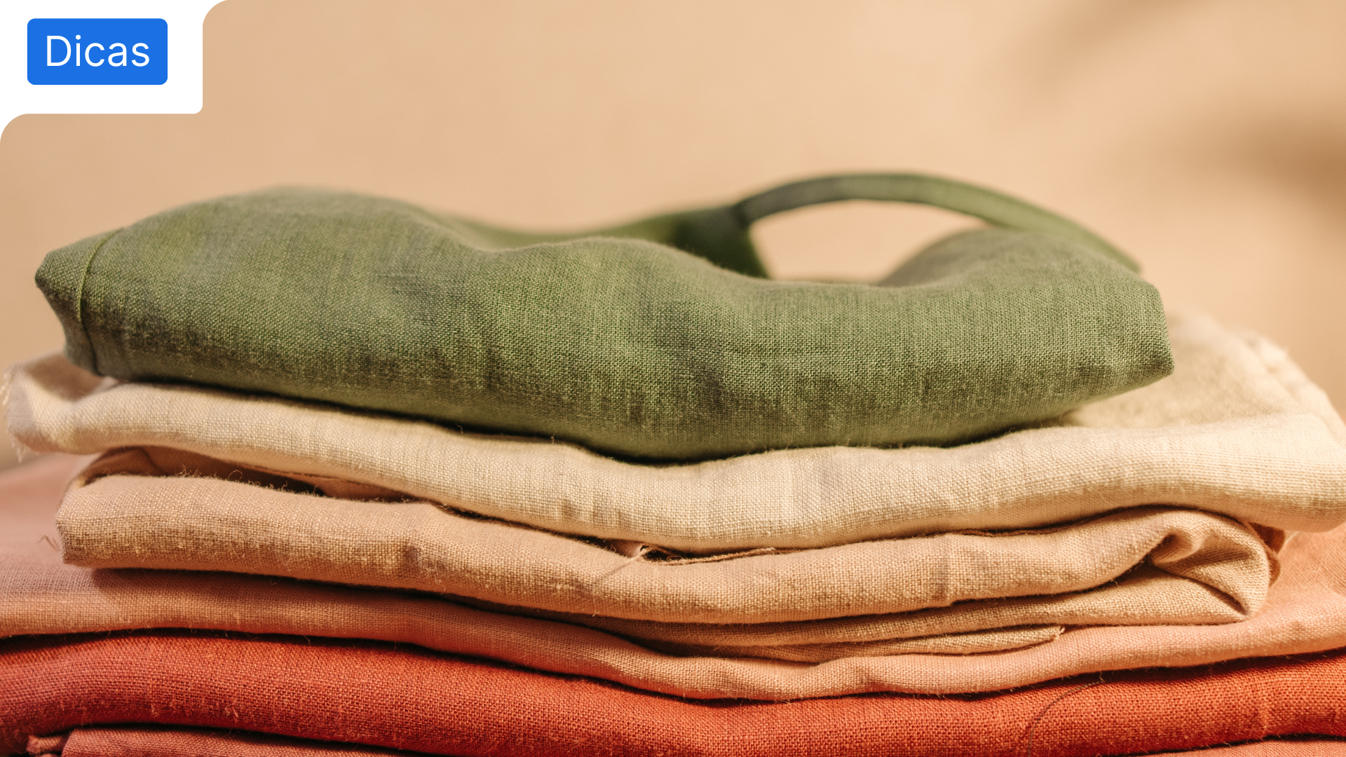 Peças de roupa de cor para retratar o tema "Como podes evitar ter roupa desbotada no teu armário?"
