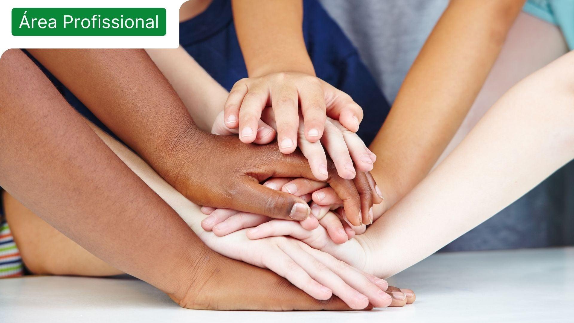 Mãos colocadas em cima umas das outras para retratar o tema da organização APPACDM na sustentabilidade