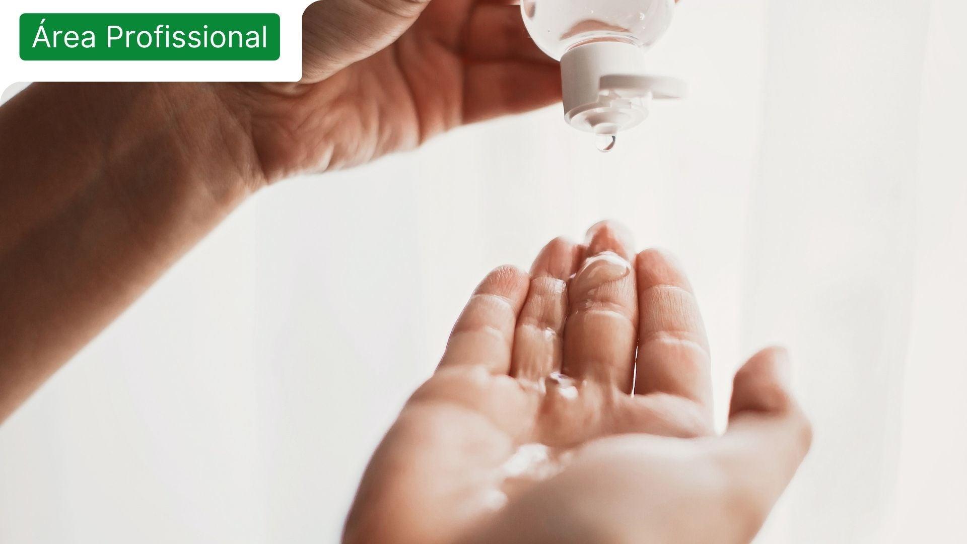 Mãos a colocar álcool gel, que tem benefícios na proteção