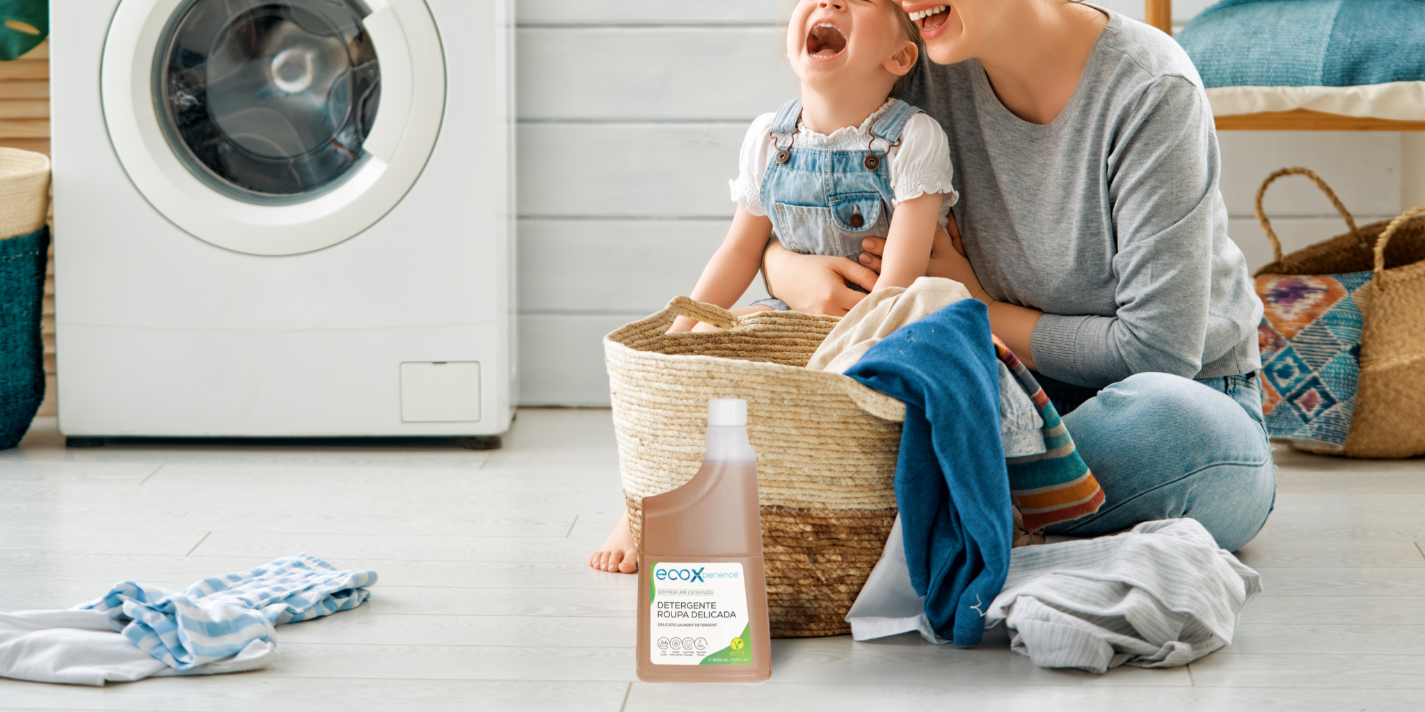 Amostra de detergente de roupa EcoX ao lado de peças de roupa
