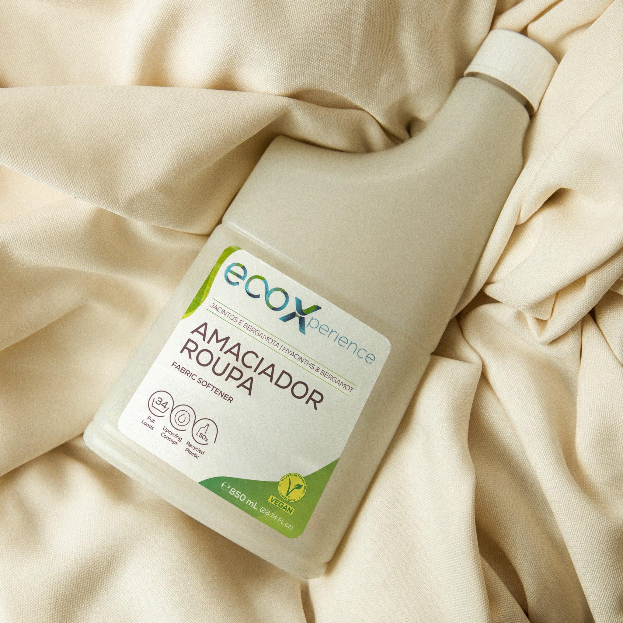 Embalagem de amaciador da roupa Jacintos e Bergamota EcoX 850mL em cima de uma peça de roupa