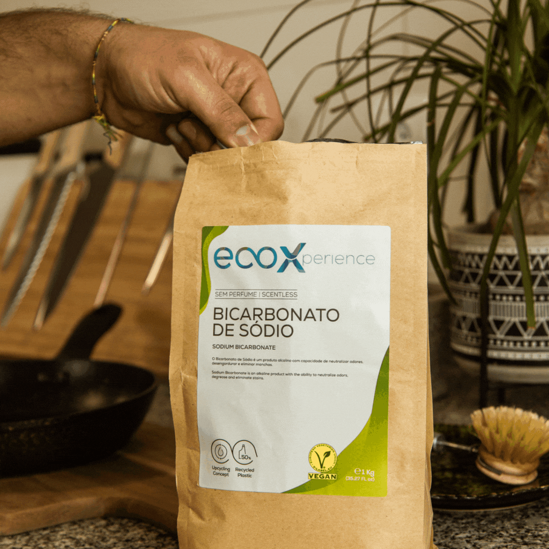 Pessoa a tirar bicarbonato de sódio EcoX da embalagem de 1kg