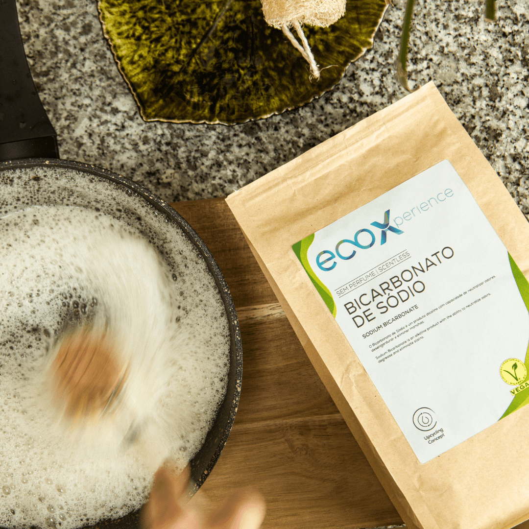 Embalagem de Bicarbonato de Sódio ao lado de uma frigideira a ser limpa