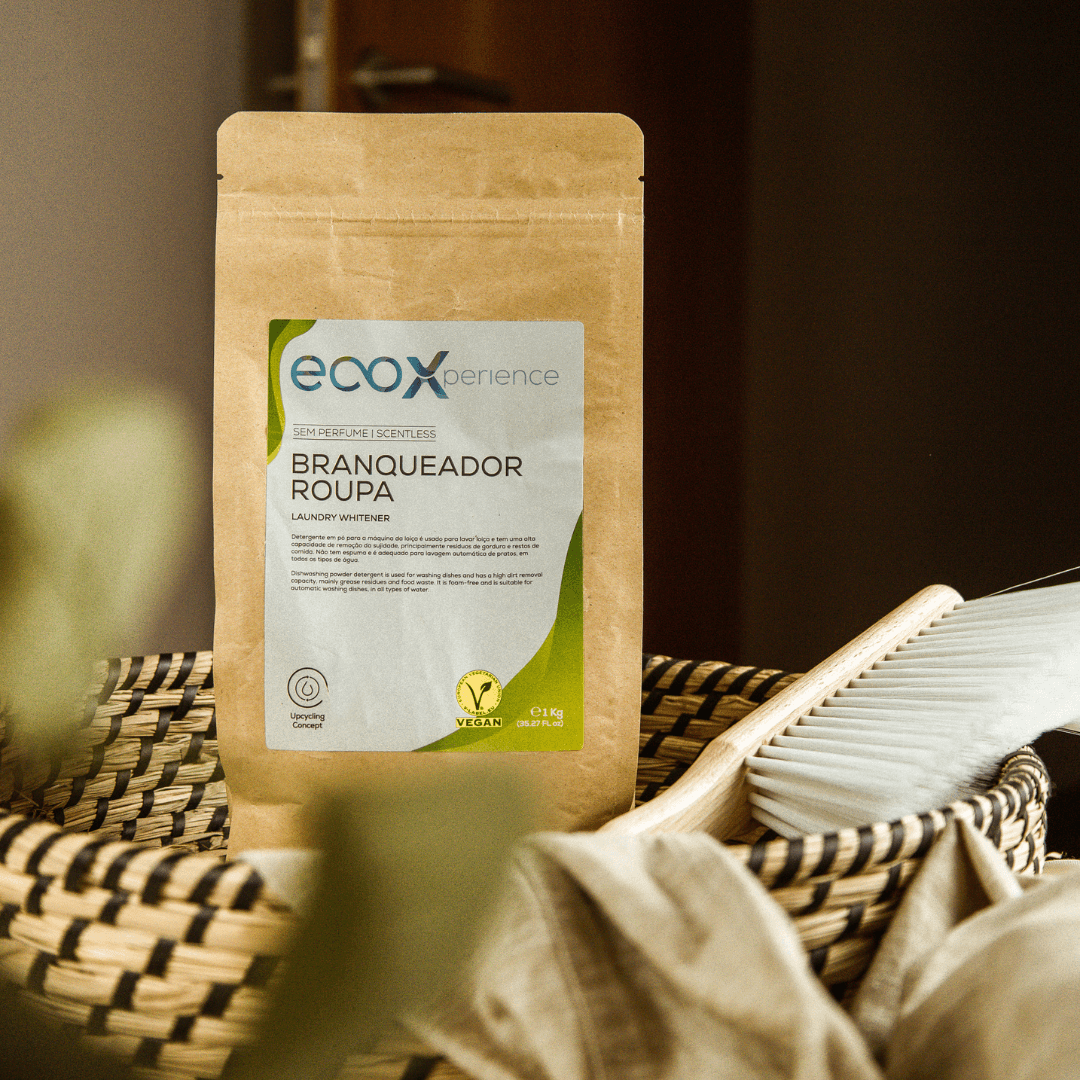 Embalagem de branqueador de roupa EcoX 1kg em cima de um cesto