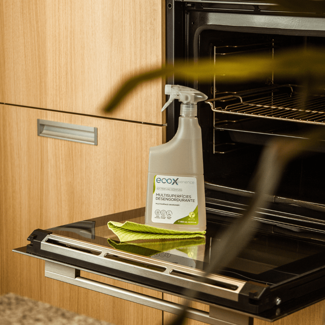 Embalagem de Multisuperfícies desengordurante para cozinha EcoX 850mL em cima da porta do forno