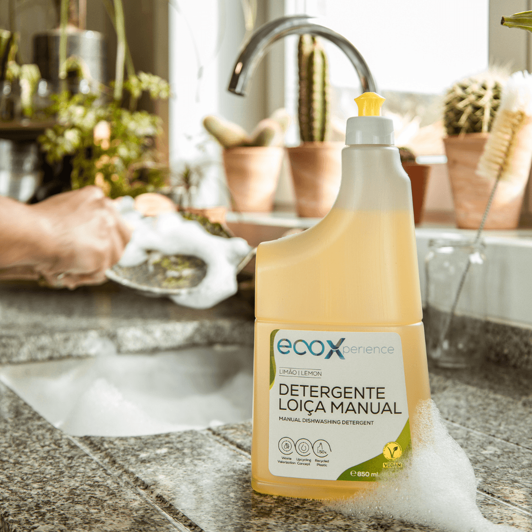 Embalagem de detergente loiça EcoX 850mL, em cima do lavatório da cozinha com espuma