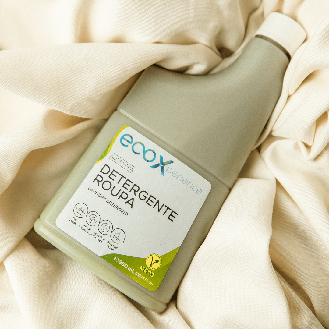 Embalagem de detergente roupa aloe vera EcoX 850mL, que está em cima de roupa
