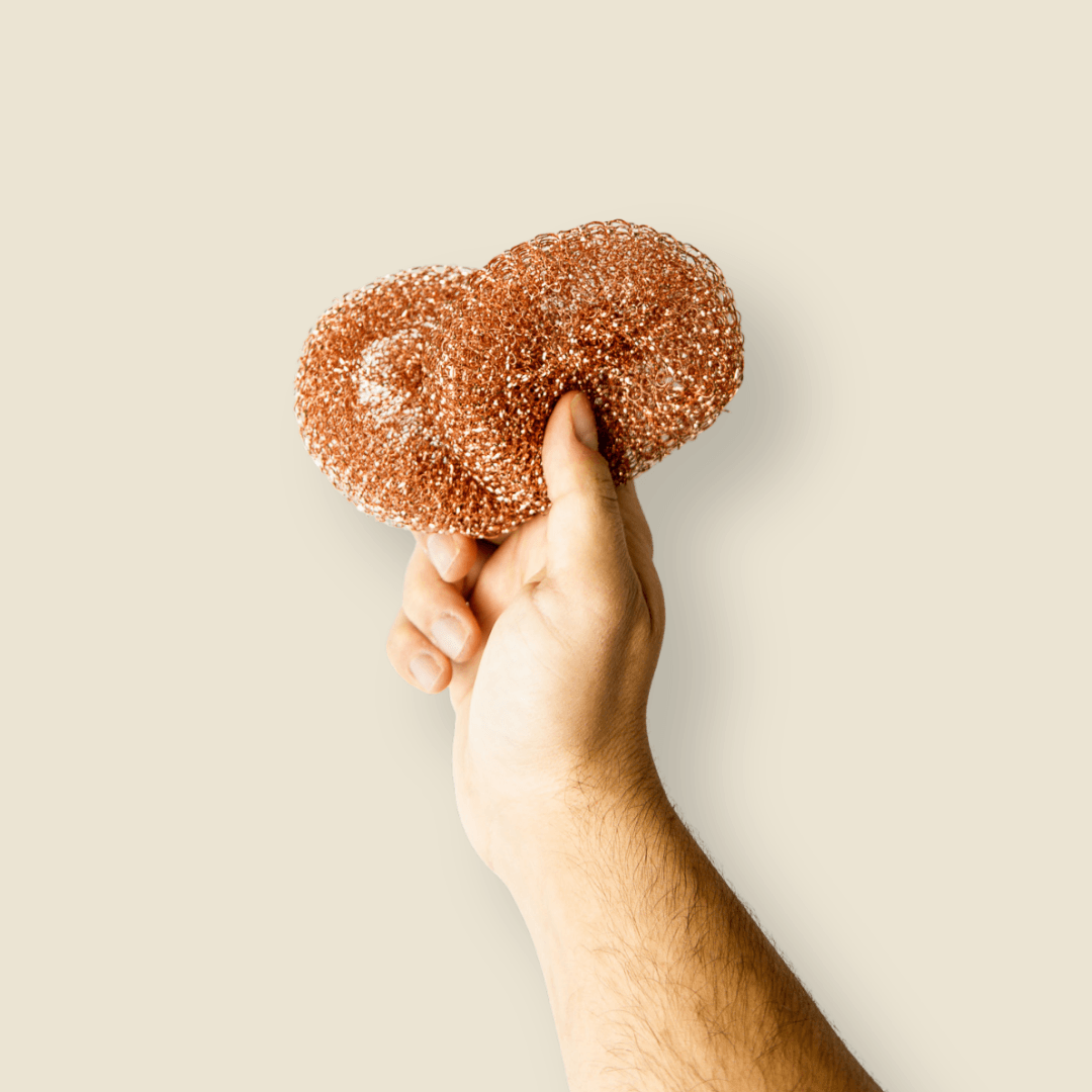 Mão a segurar no esfregão da loiça EcoX