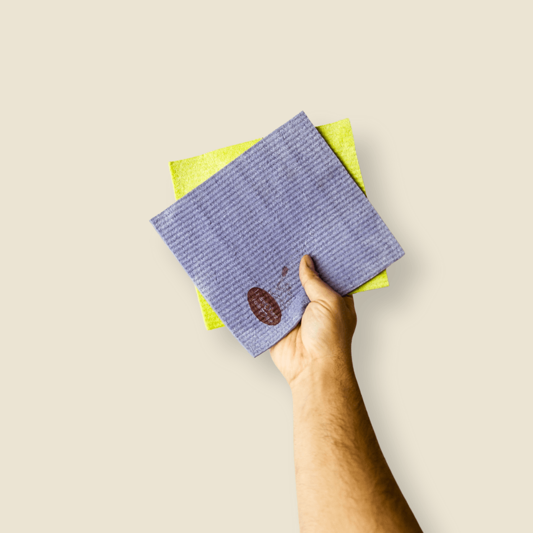 Mão a segurar na esponja de celulose EcoX