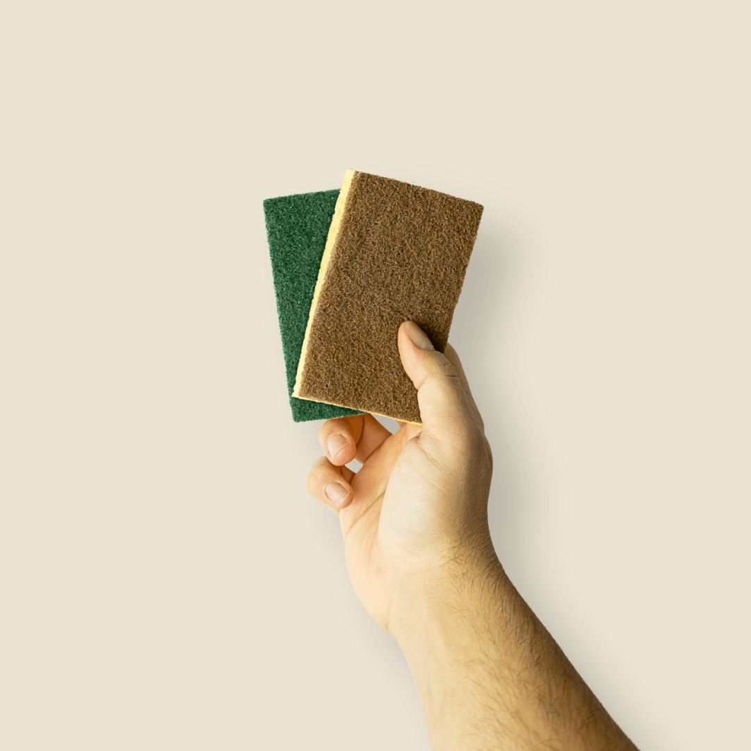 Mão a segurar na esponja da loiça EcoX