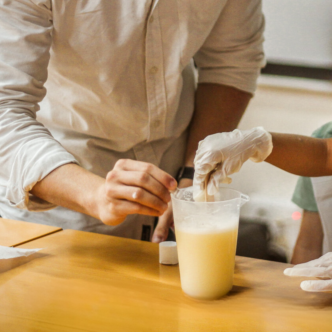 Adulto a fazer a experiência do Kit educativo soapy com crianças