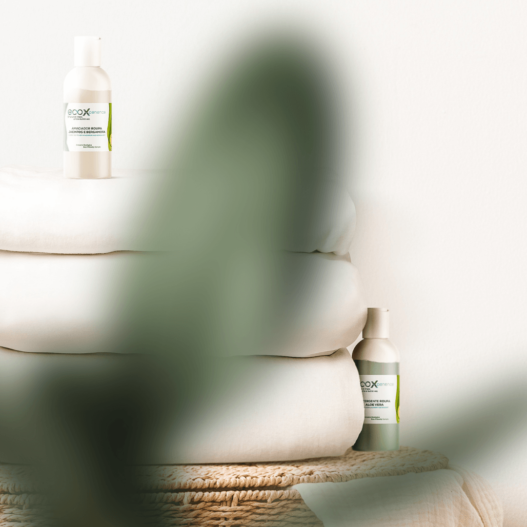 Amostras 100ml de detergentes EcoX ao lado de toalhas