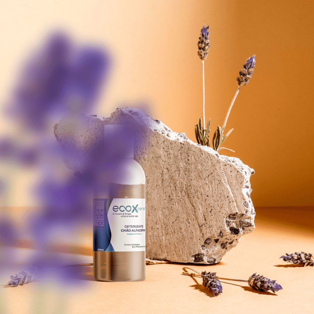 Amostra detergente chão alfazema 100ml EcoX ao lado de alfazema e de uma rocha
