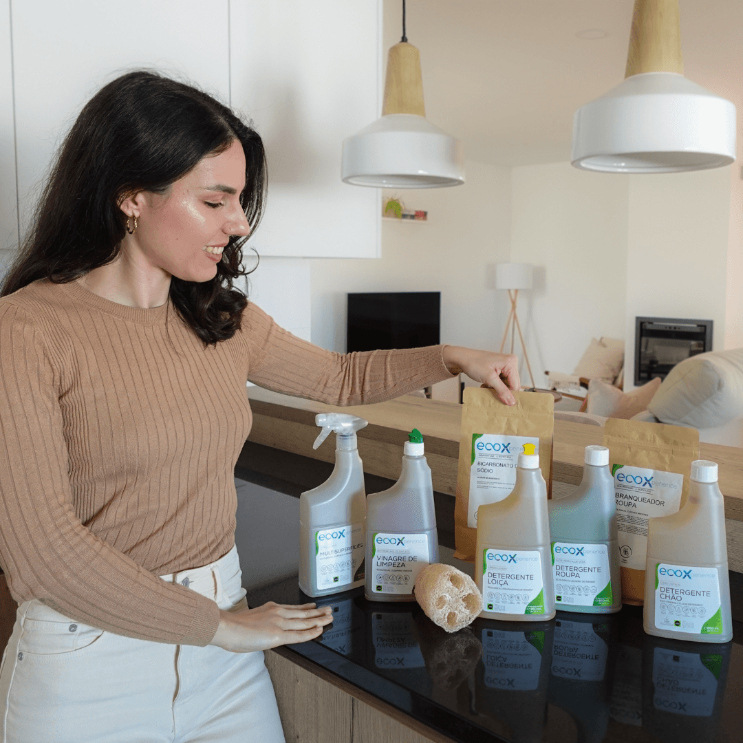 Joana com os produtos do kit de limpeza Joana at Home