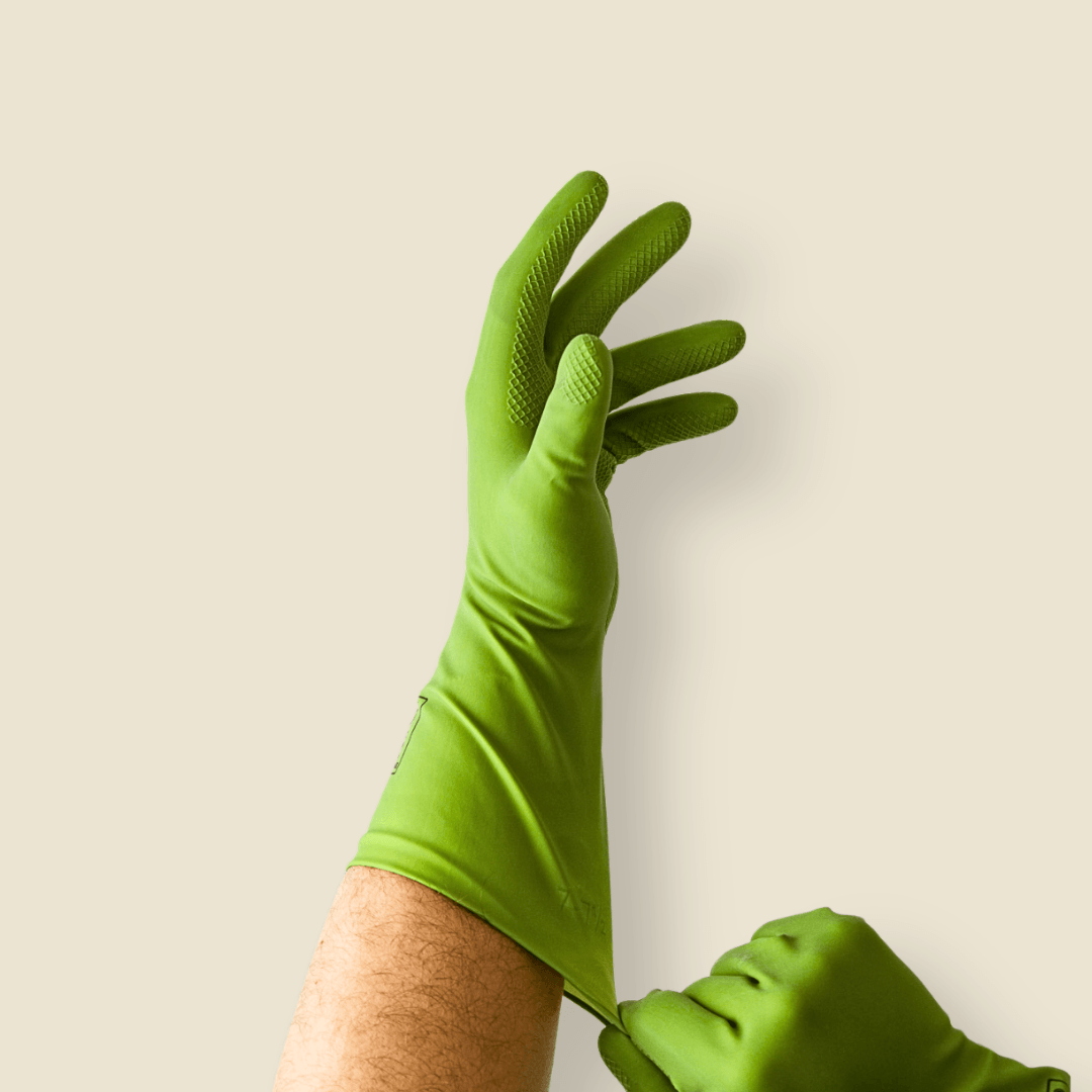Mãos a colocar luvas de latex ecológico