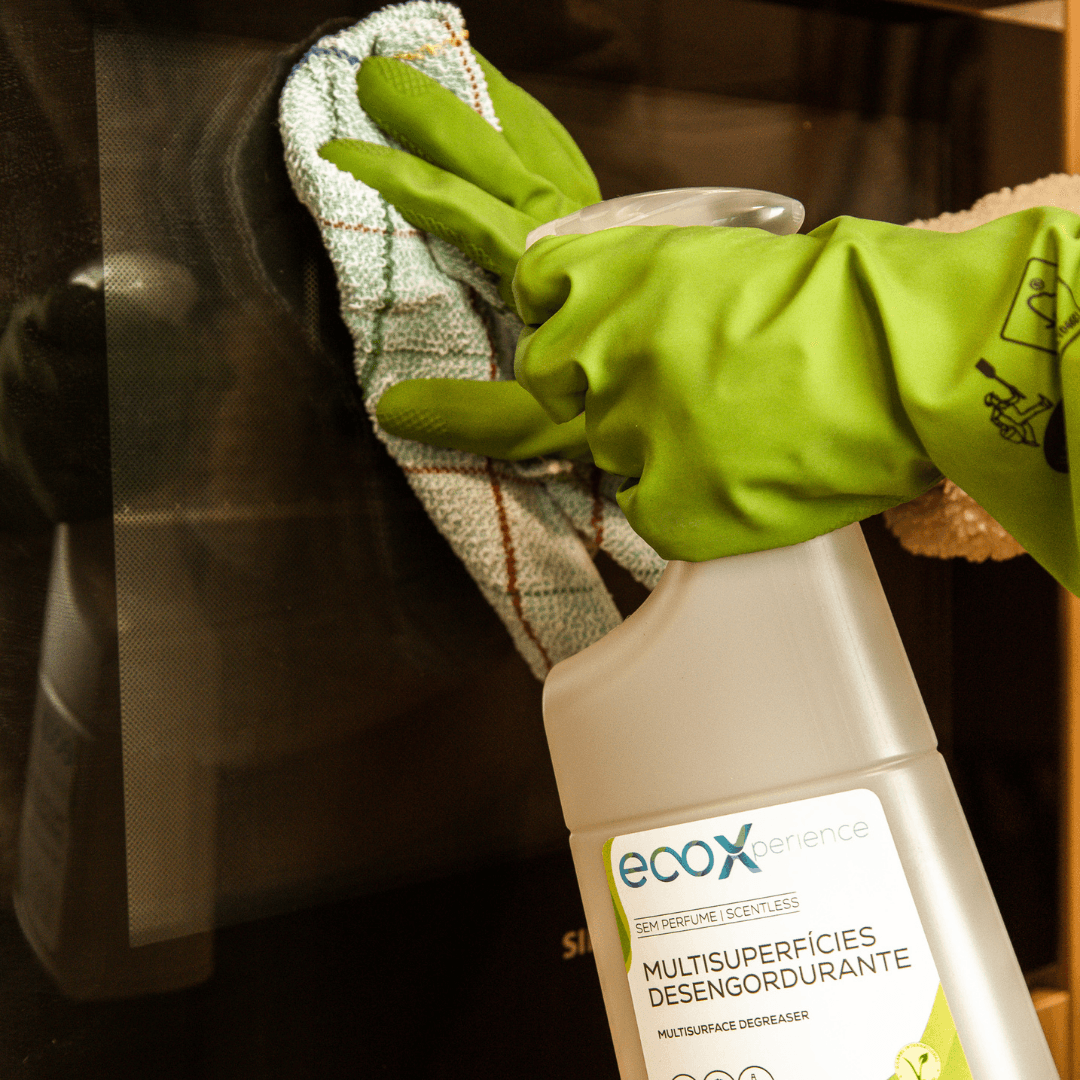 Mão com luvas de latex ecológico a segurar no multisuperfícies desengordurante para cozinha EcoX