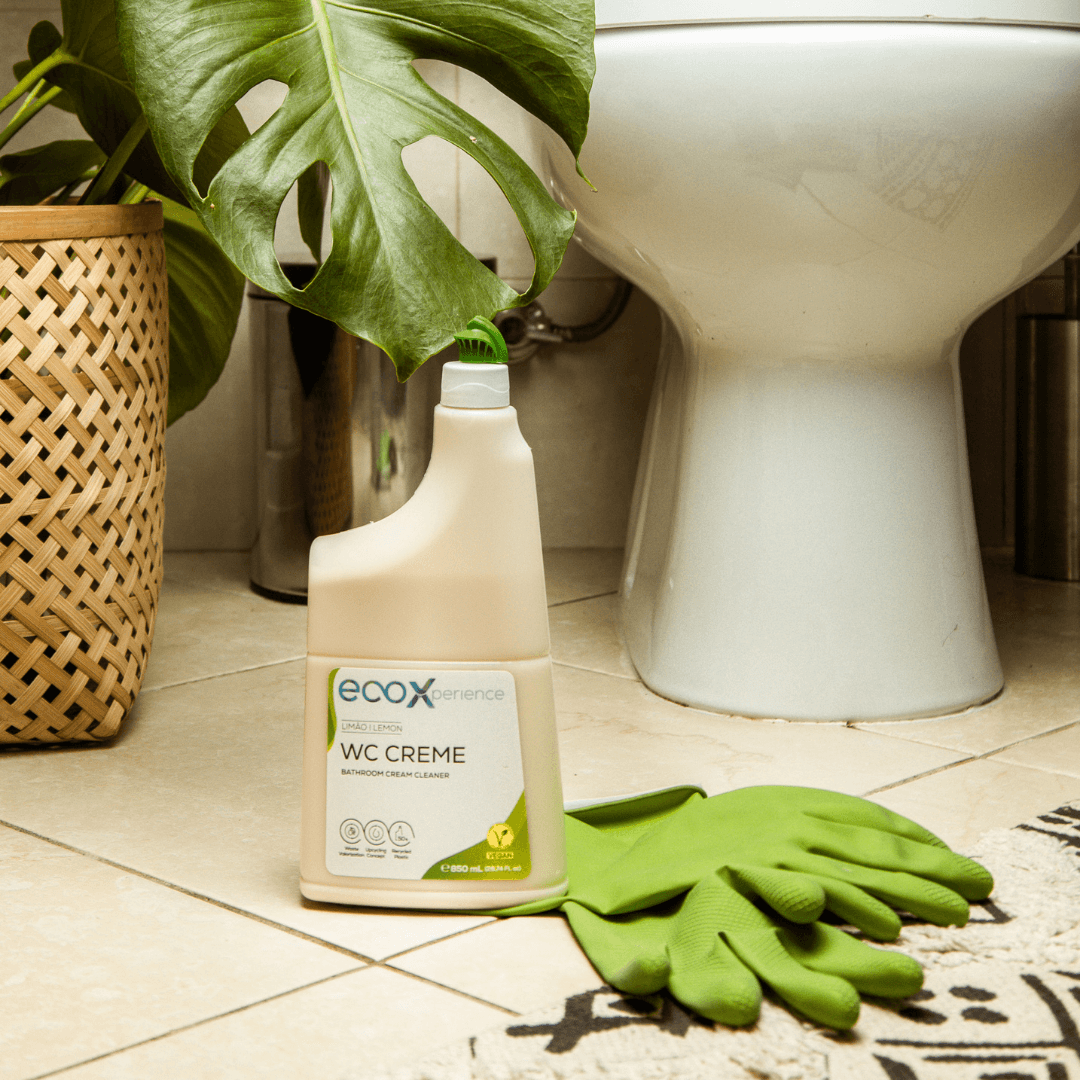 Luvas de latex ecológico no chão do WC ao lado do wc creme EcoX