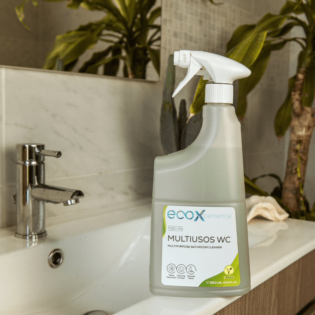 Embalagem de multiusos WC figo EcoX 850mL em cima do lavatório do WC