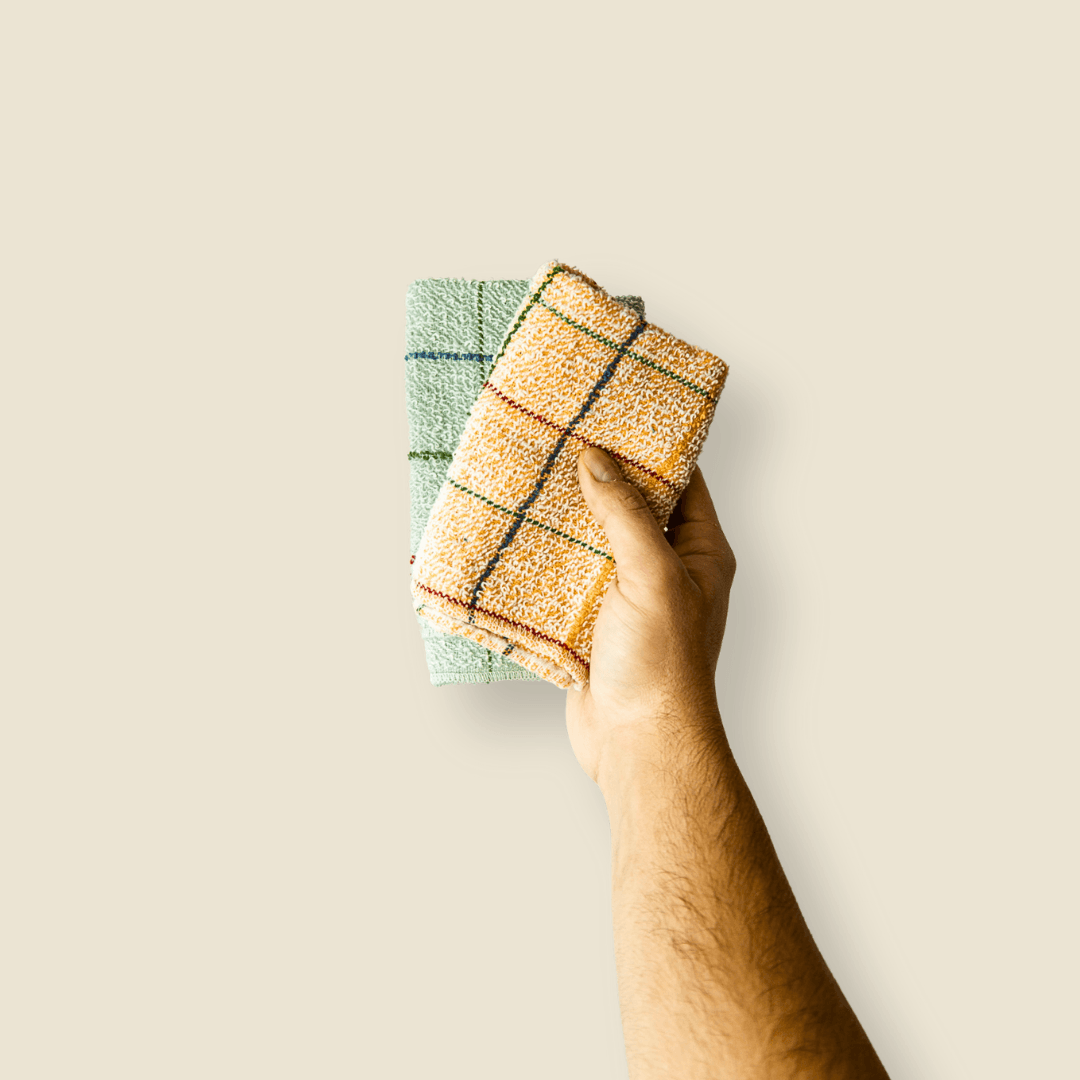 Mão a segurar panos da loiça EcoX