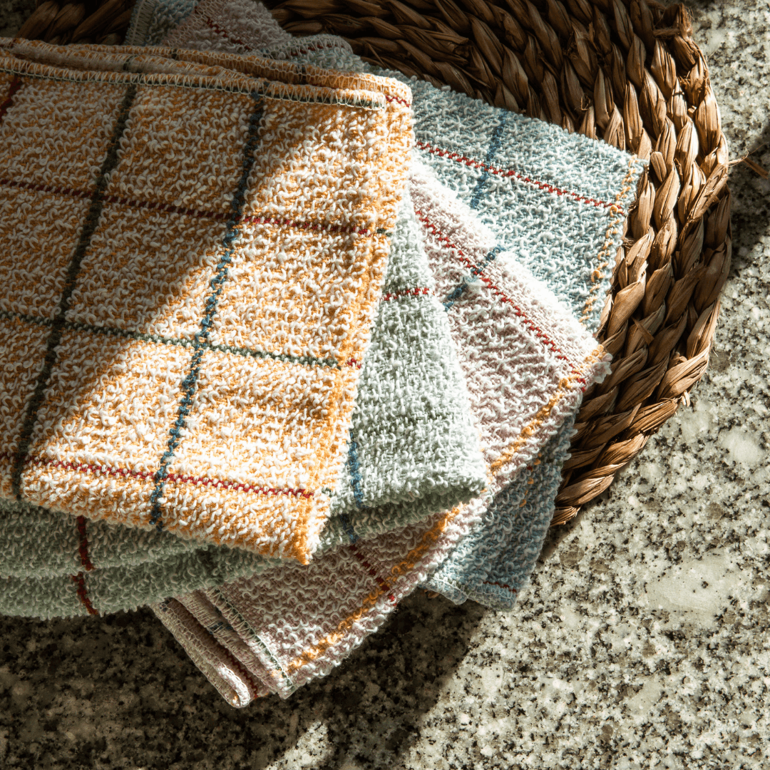 Panos da loiça EcoX em cima da bancada da cozinha