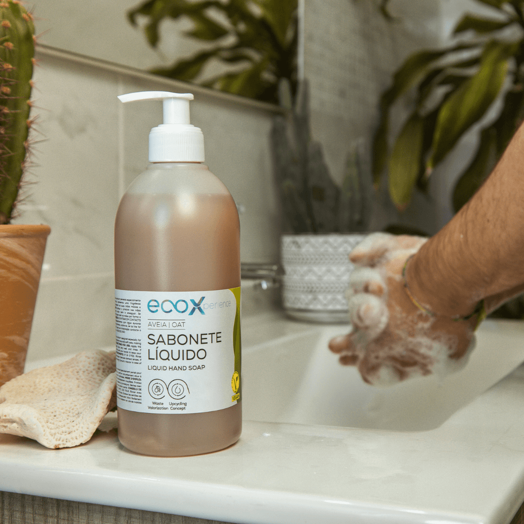 Mãos a serem lavadas com sabonete líquido para mãos EcoX 500mL