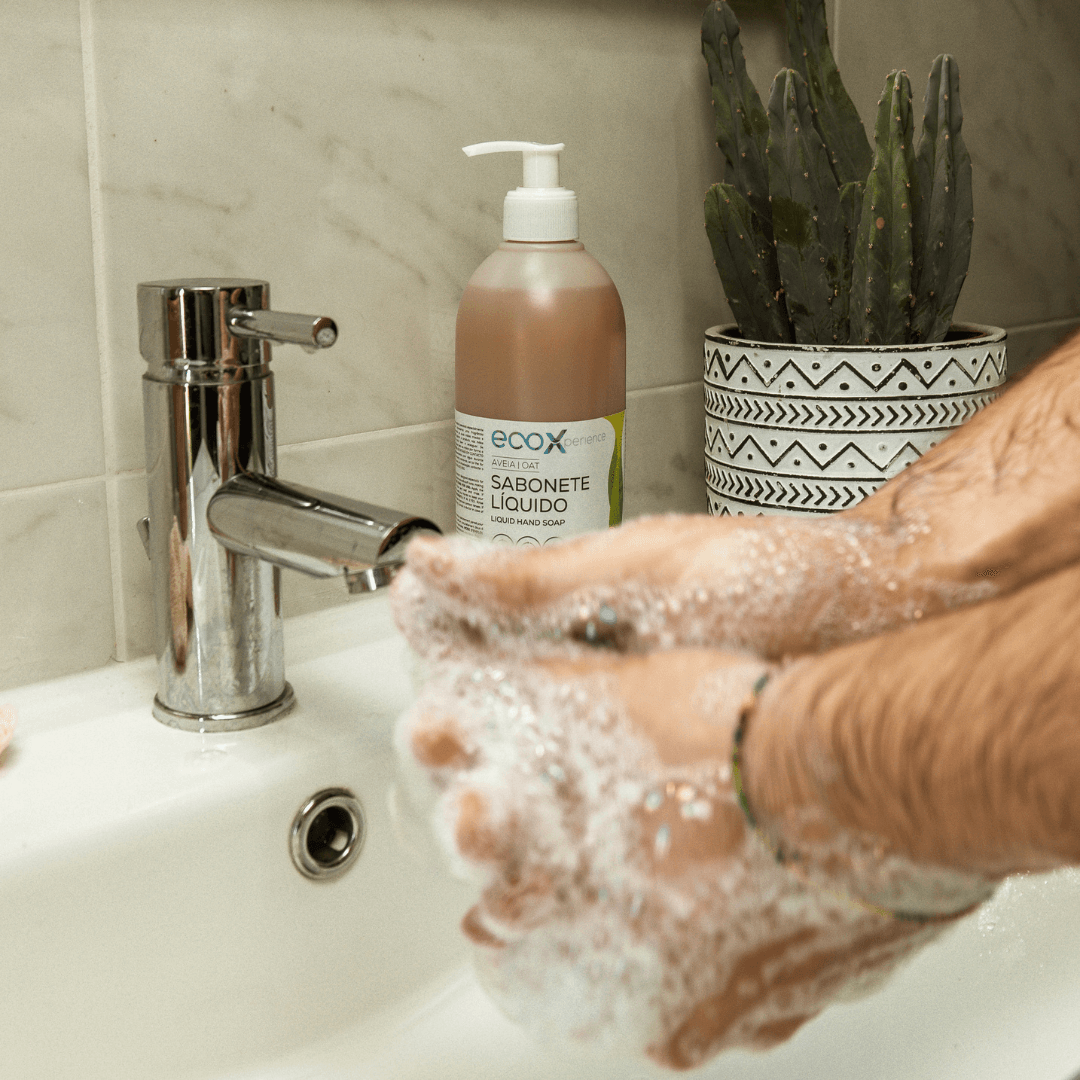 Mãos a serem lavadas com sabonete líquido para mãos EcoX 500mL