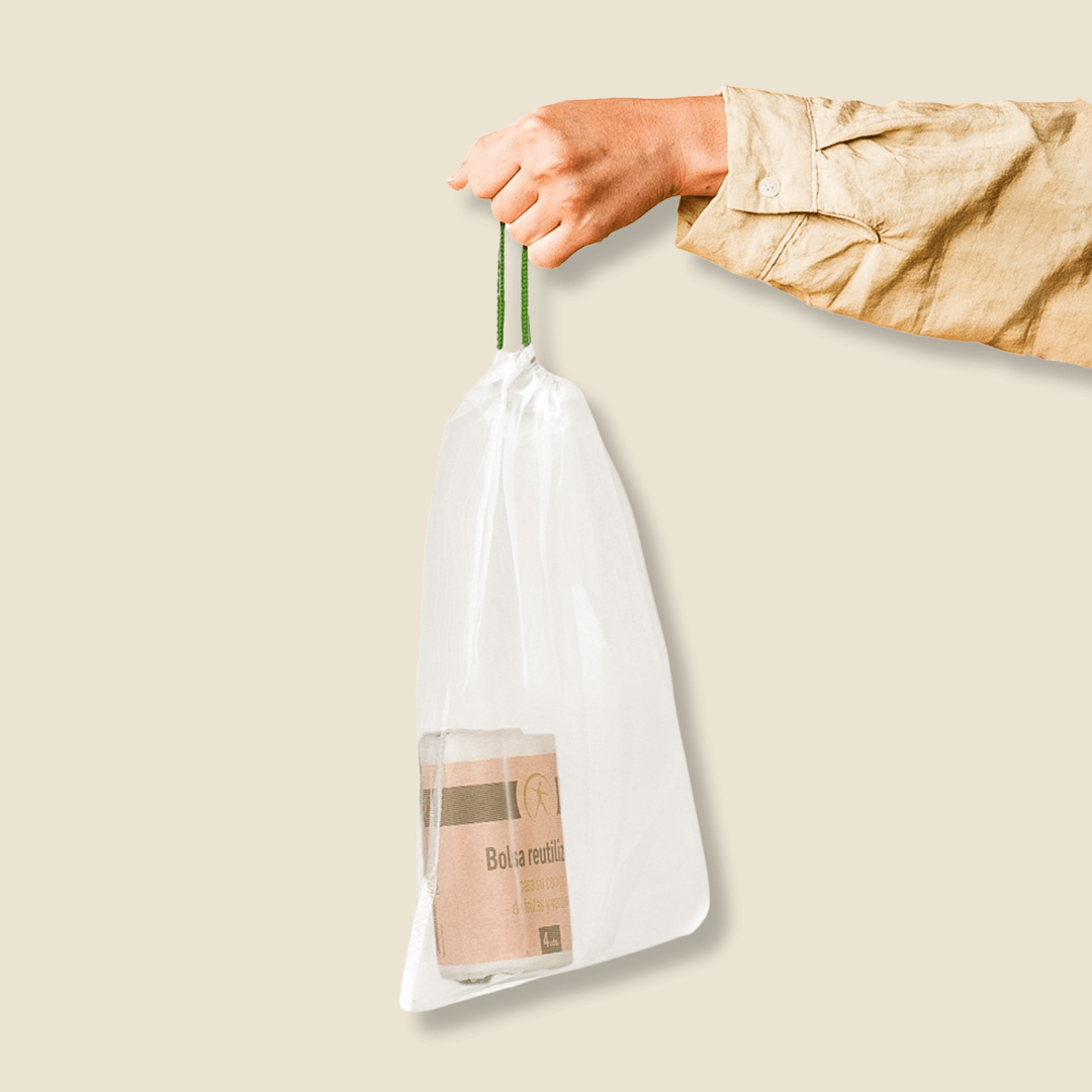 Mão a agarrar um saco reutilizável para fruta e legumes EcoX