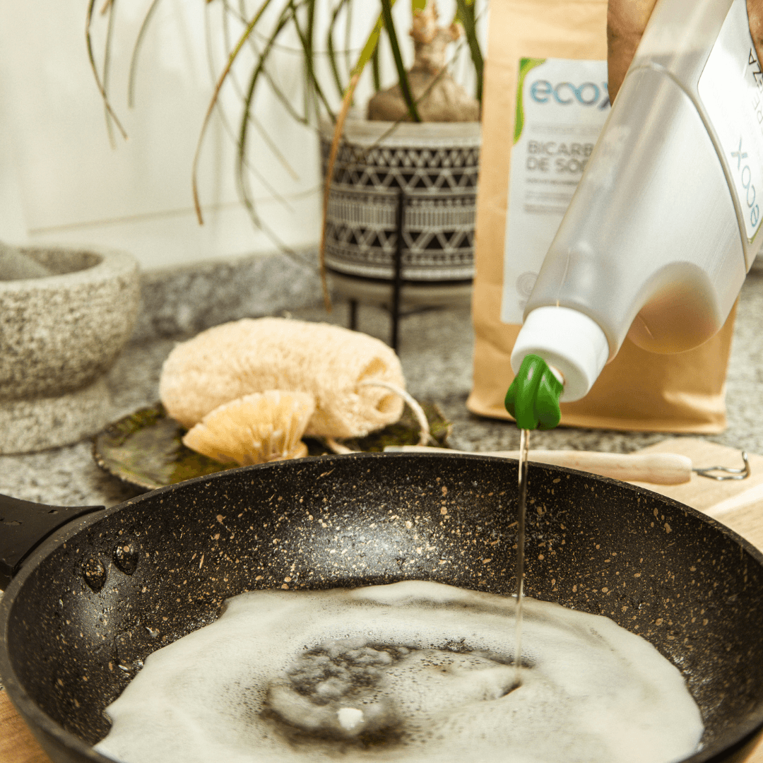 Vinagre de limpeza EcoX 850mL a ser colocado numa frigideira