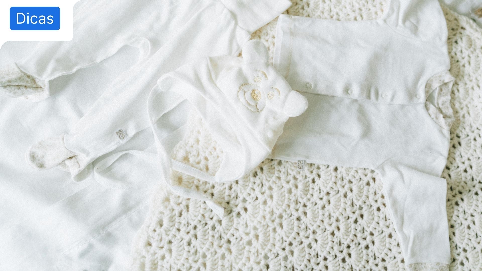Roupa de bebé branca, para retratar o tema de usar branqueador da roupa