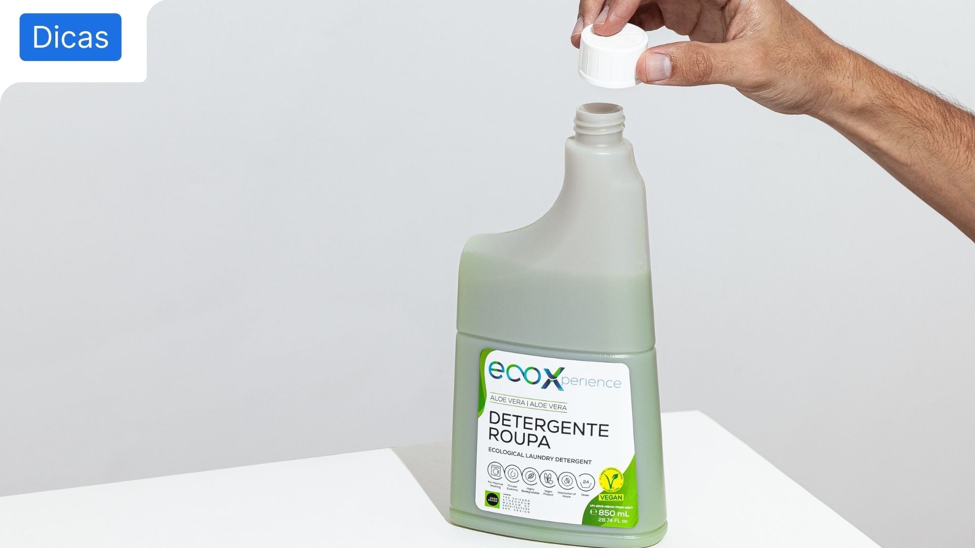 Pessoa a colocar a tampa no detergente da roupa upcycling EcoX com certificação V-Label