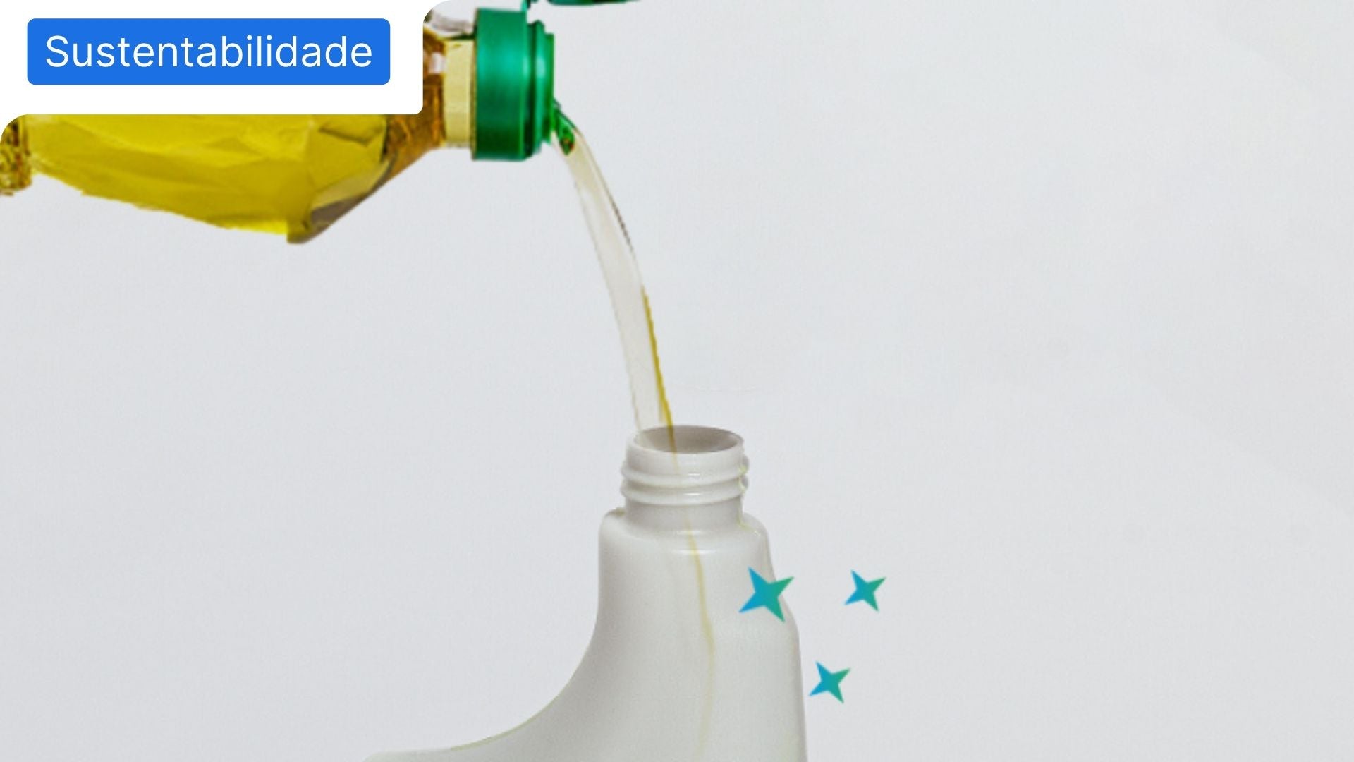 Garrafa de óleo alimentar usado a verter o óleo para uma garrafa de detergente EcoX, que se transforma em detergente upcycling