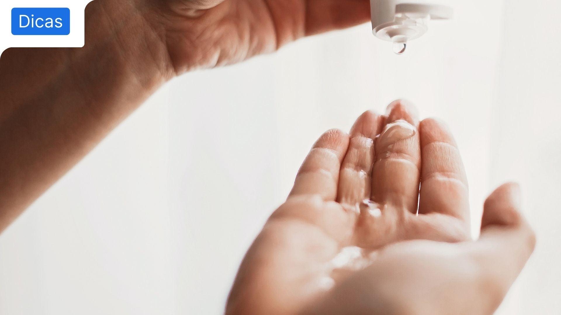 Mãos de pessoa a segurar num frasco de Álcool Gel ecológico