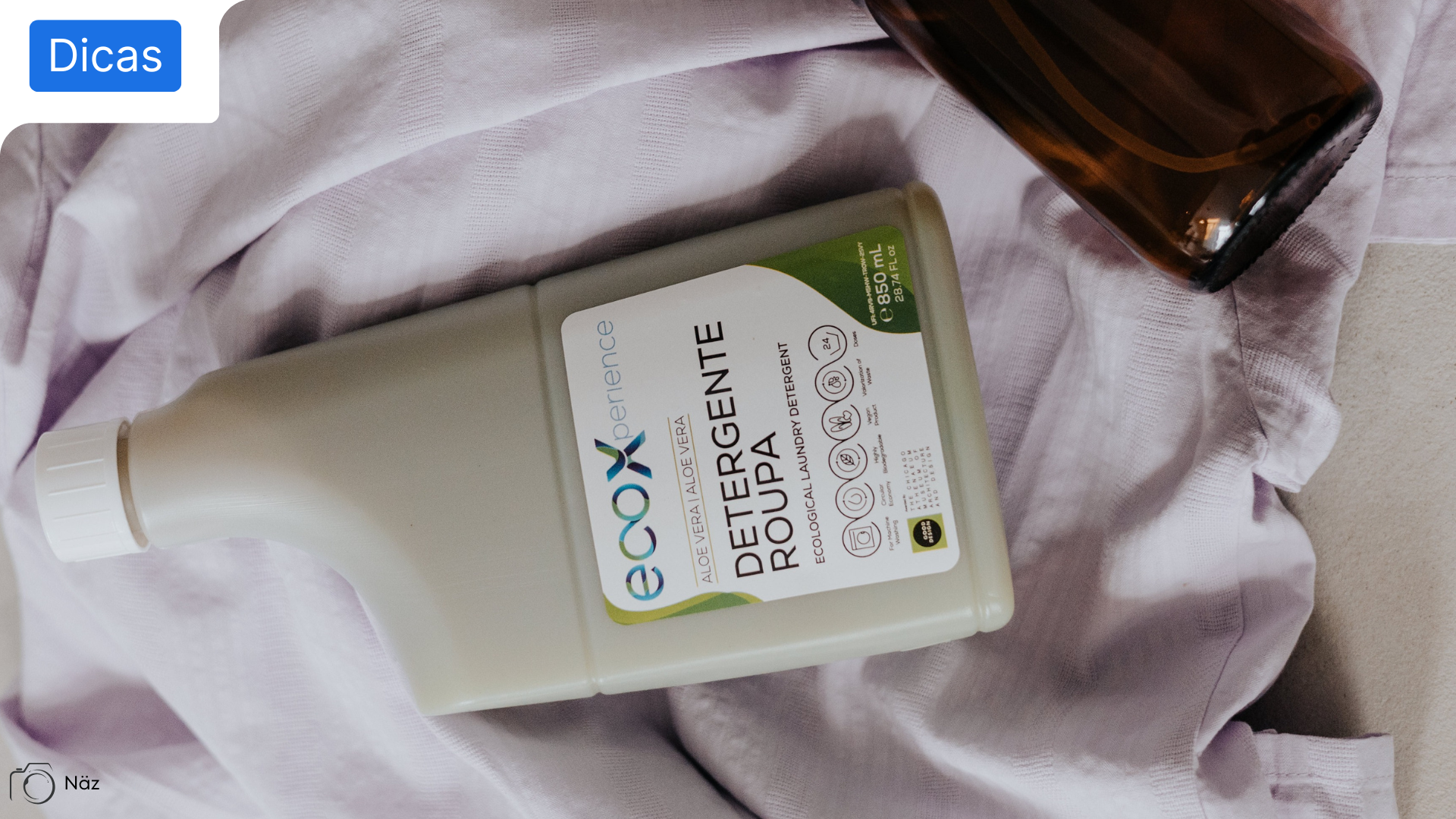 Detergente em cima de peça de roupa para retratar o tema da quantidade de detergente de roupa EcoX a usar tendo em conta a dureza da água