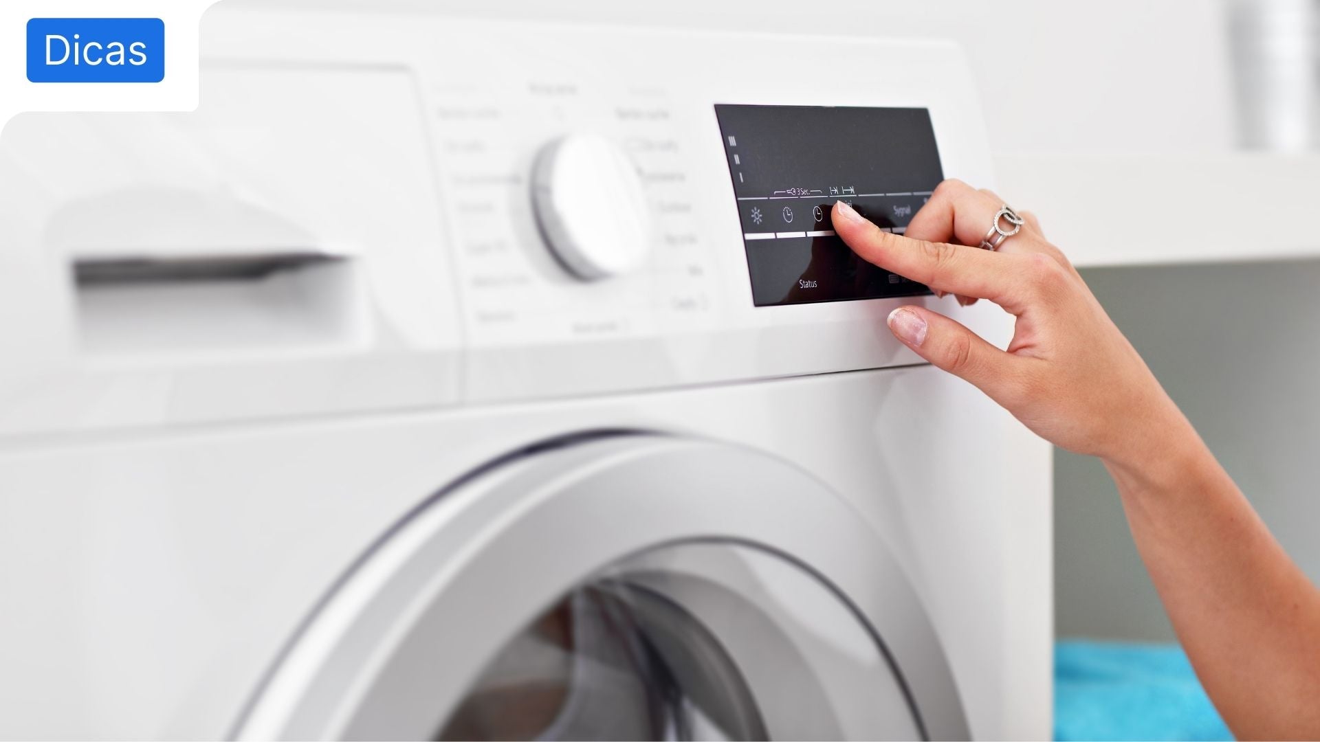 Mão a selecionar a centrifugação da máquina de lavar roupa