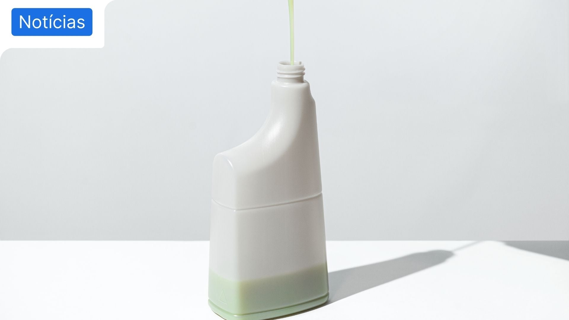 Detergente aloe vera EcoX, feito a partir de óleo usado, a ser colocado na garrafa da marca