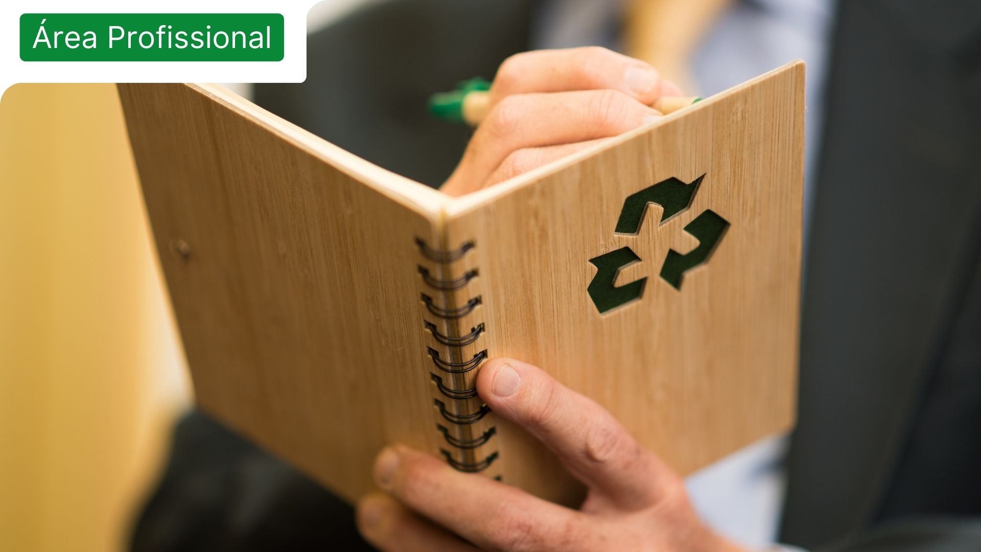 Caderno com o símbolo da economia circular para retratar o tema do desenvolvimento sustentável
