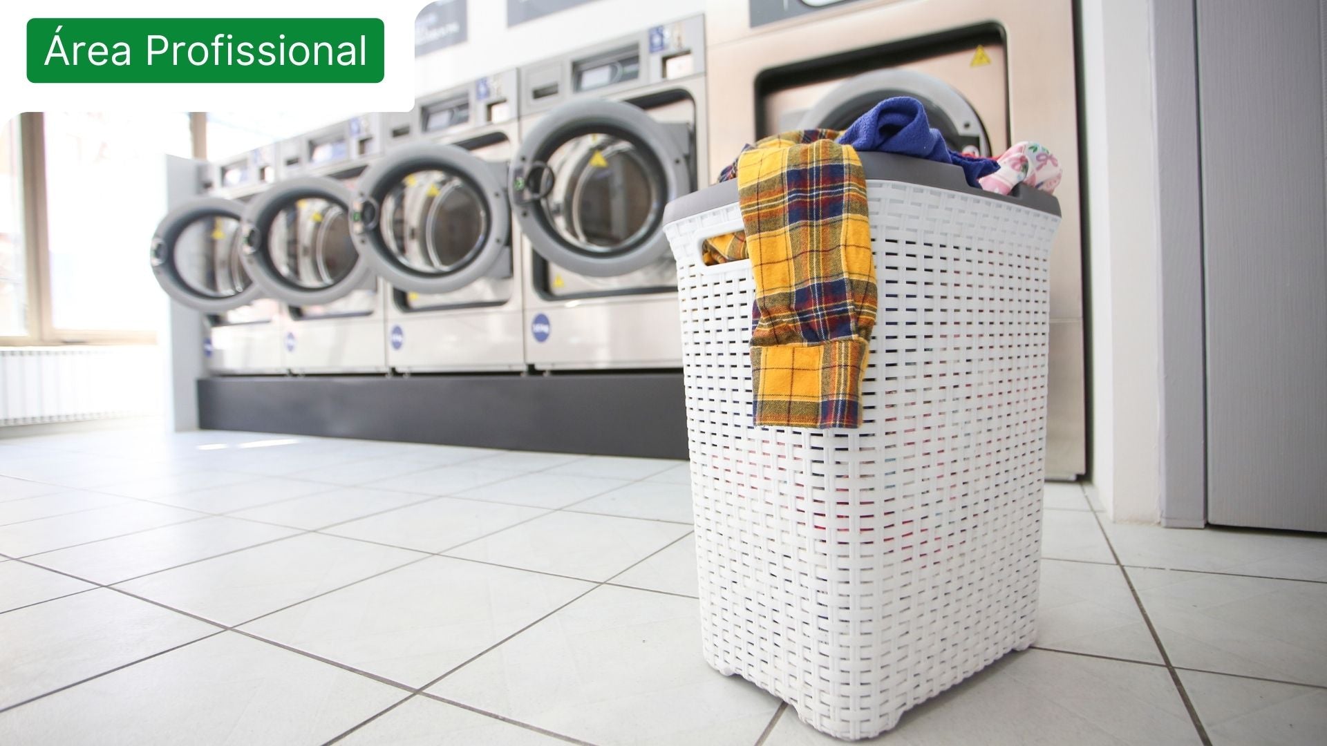Lavandaria com máquinas e cesto de roupa suja para destacar o tema do detergente de roupa para a área profissional
