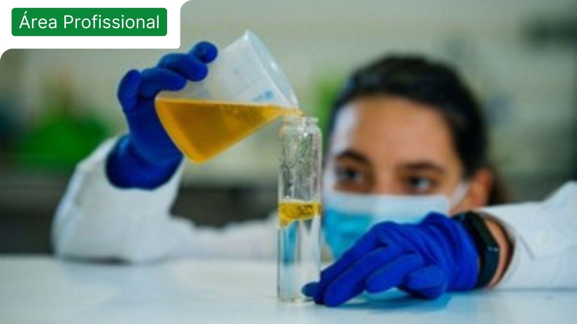 Cientista a colocar óleo alimentar usado em água, que é um resíduo que provoca a poluição da água