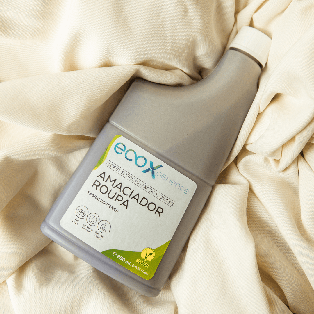 Embalagem amaciador da roupa flores exóticas EcoX 850mL em cima de uma peça de roupa