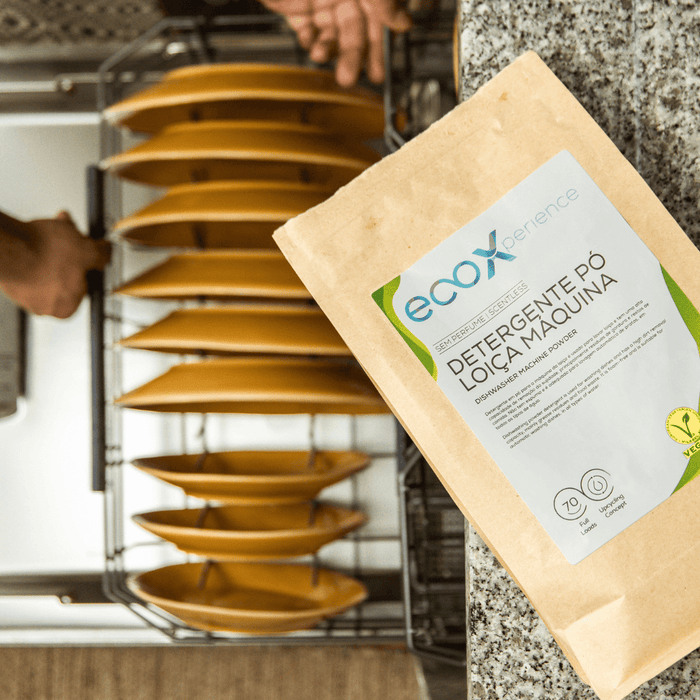 Detergente Loiça Máquina 1kg em cima da banca da cozinha com a máquina de lavar loiça com pratos abaixo
