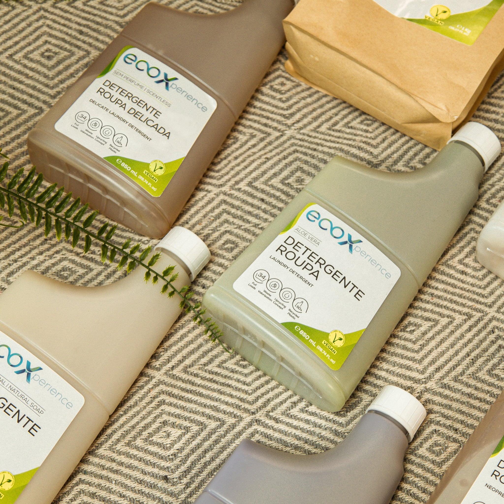 Embalagem de detergente roupa delicada EcoX 850mL ao lado de outros detergentes EcoX