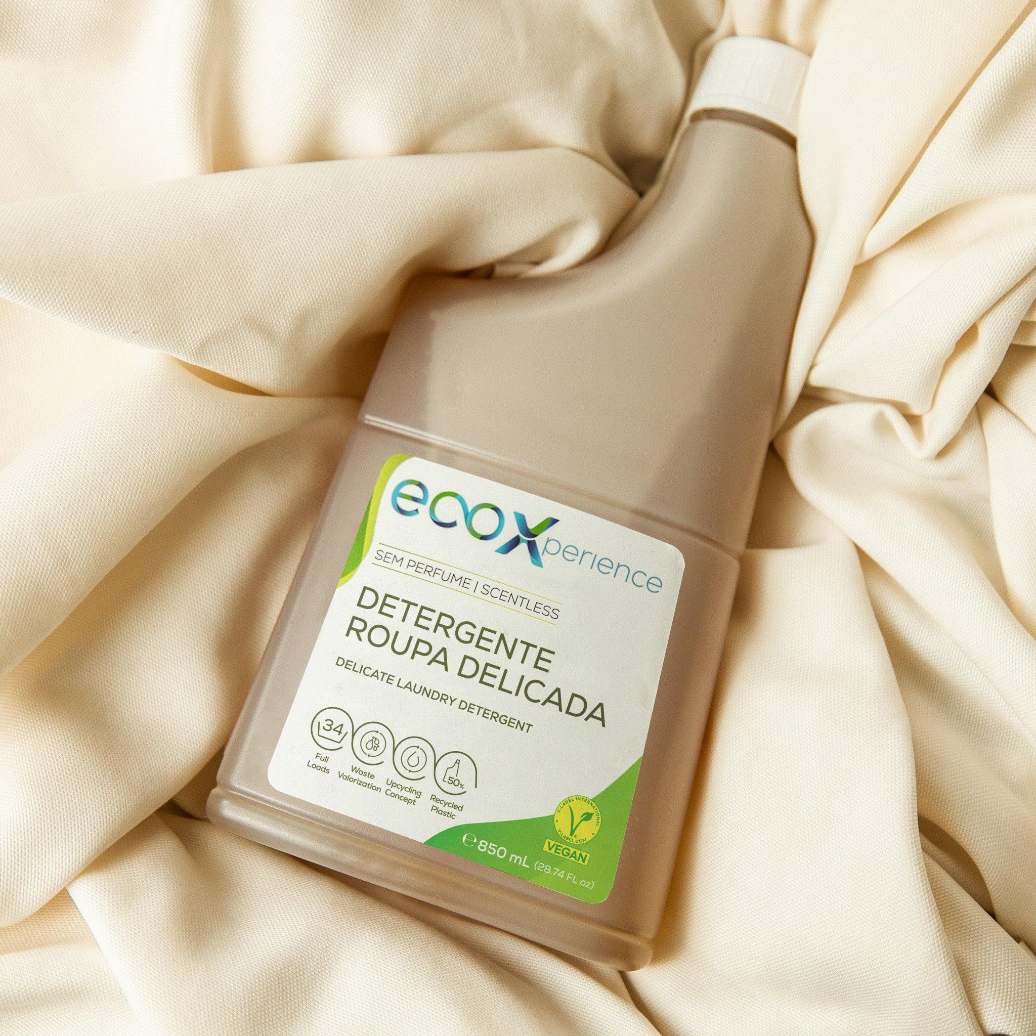 Embalagem de detergente roupa delicada EcoX 850mL em cima de uma peça de roupa