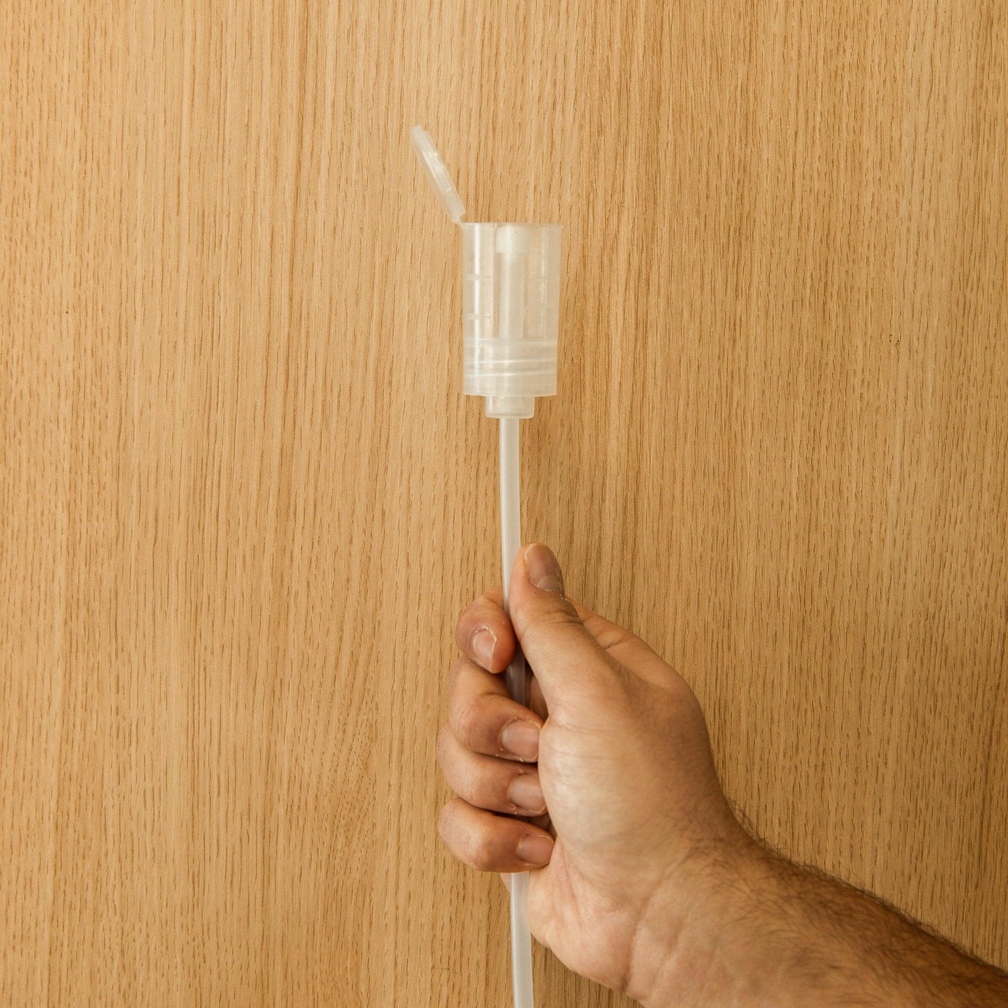 Mão a segurar doseador de detergente EcoX