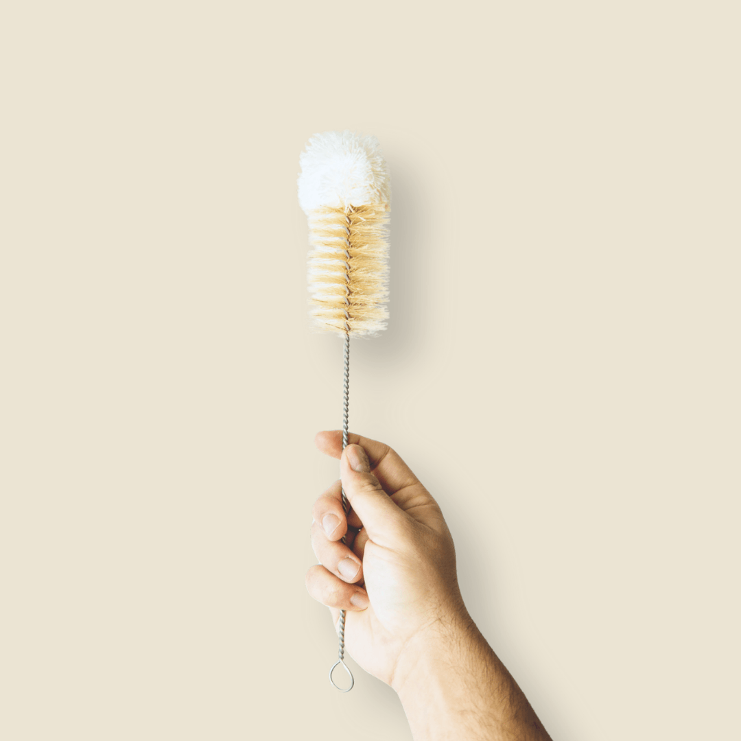 Mão a segurar no escovilhão EcoX