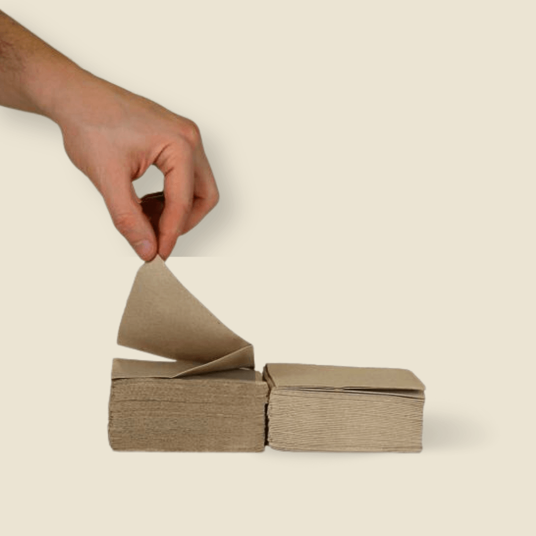 Mão a agarrar o guardanapo ecológico EcoX