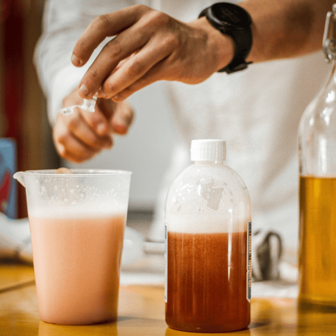 Pessoa a fazer a experiência do Kit educativo soapy