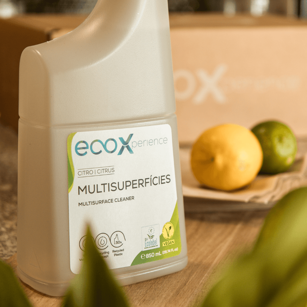 Embalagem de multisuperfícies citro EcoX 850mL ao lado de limões
