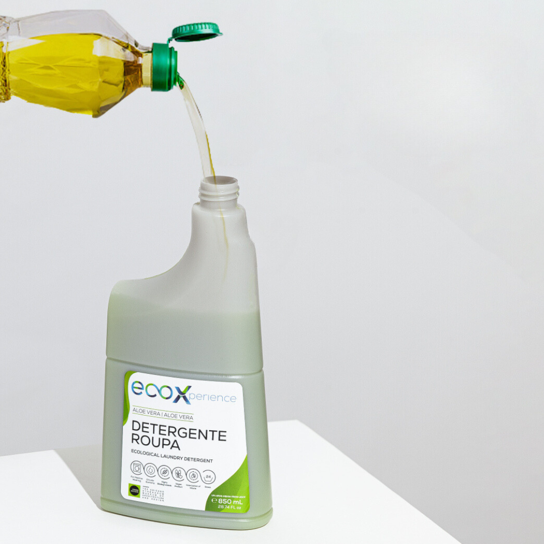 Embalagem de óleo alimentar usado a verter e a dar origem ao detergente EcoX